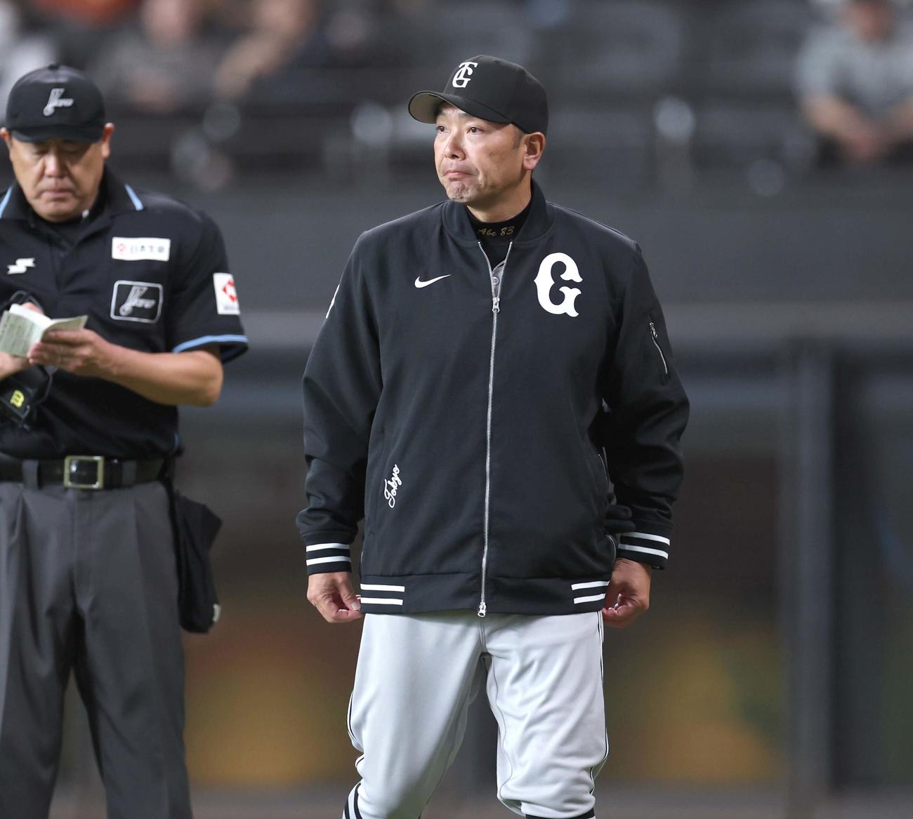 日本ハム対巨人　選手交代を告げる阿部監督（撮影・黒川智章）