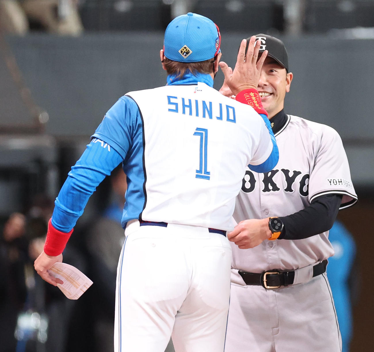 日本ハム対巨人　試合前、メンバー表を交換する際にパーを出す日本ハム新庄監督（左手前）とチョキを出す巨人阿部監督（撮影・佐藤翔太）