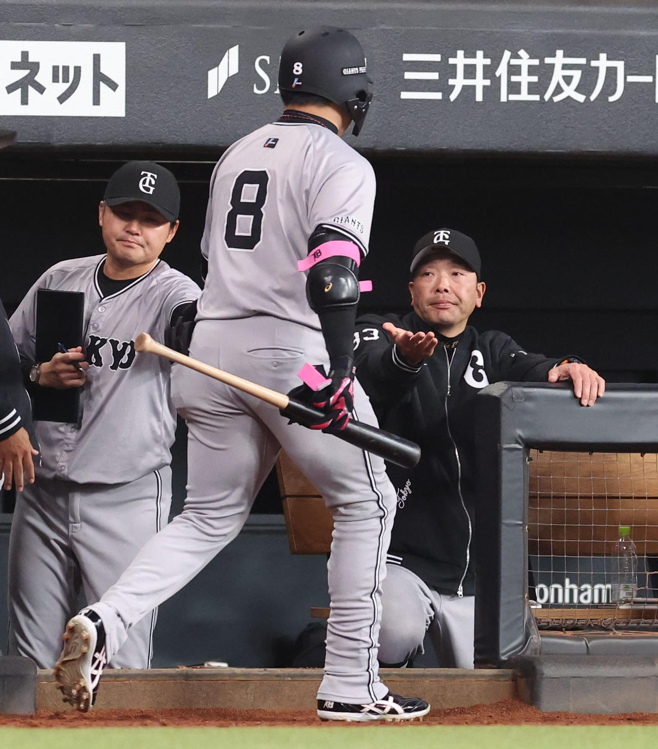 日本ハム対巨人　7回表巨人2死二塁、中前適時打を放った丸（左手前）を出迎える阿部監督（撮影・佐藤翔太）