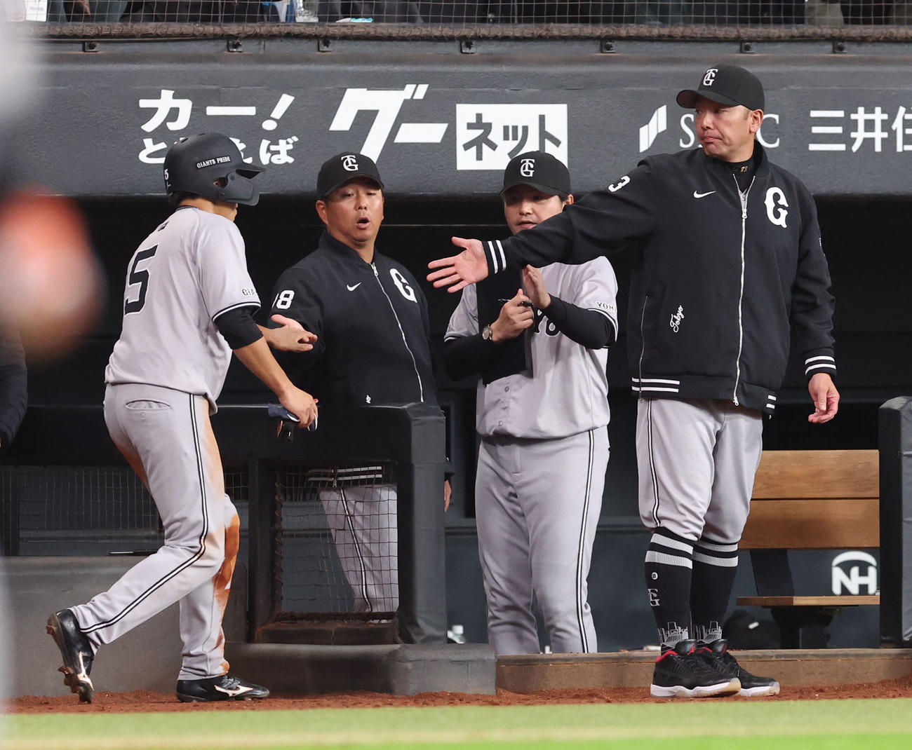 日本ハム対巨人　7回表巨人2死二塁、丸の中前適時打で生還した門脇（左）を出迎える阿部監督（撮影・佐藤翔太）