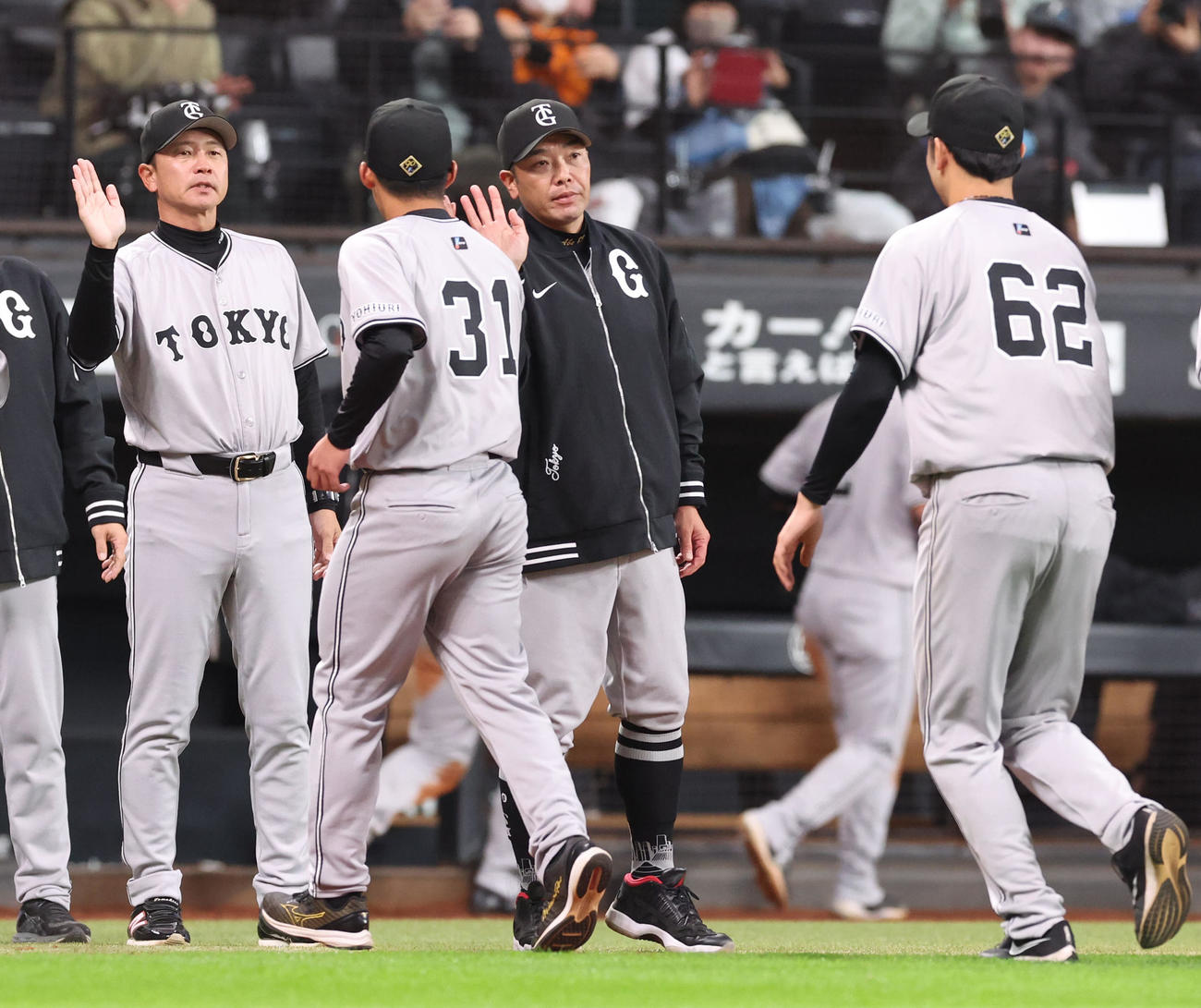 日本ハム対巨人　試合終了後、巨人赤星（左手前）らナインを出迎える阿部監督（撮影・佐藤翔太）