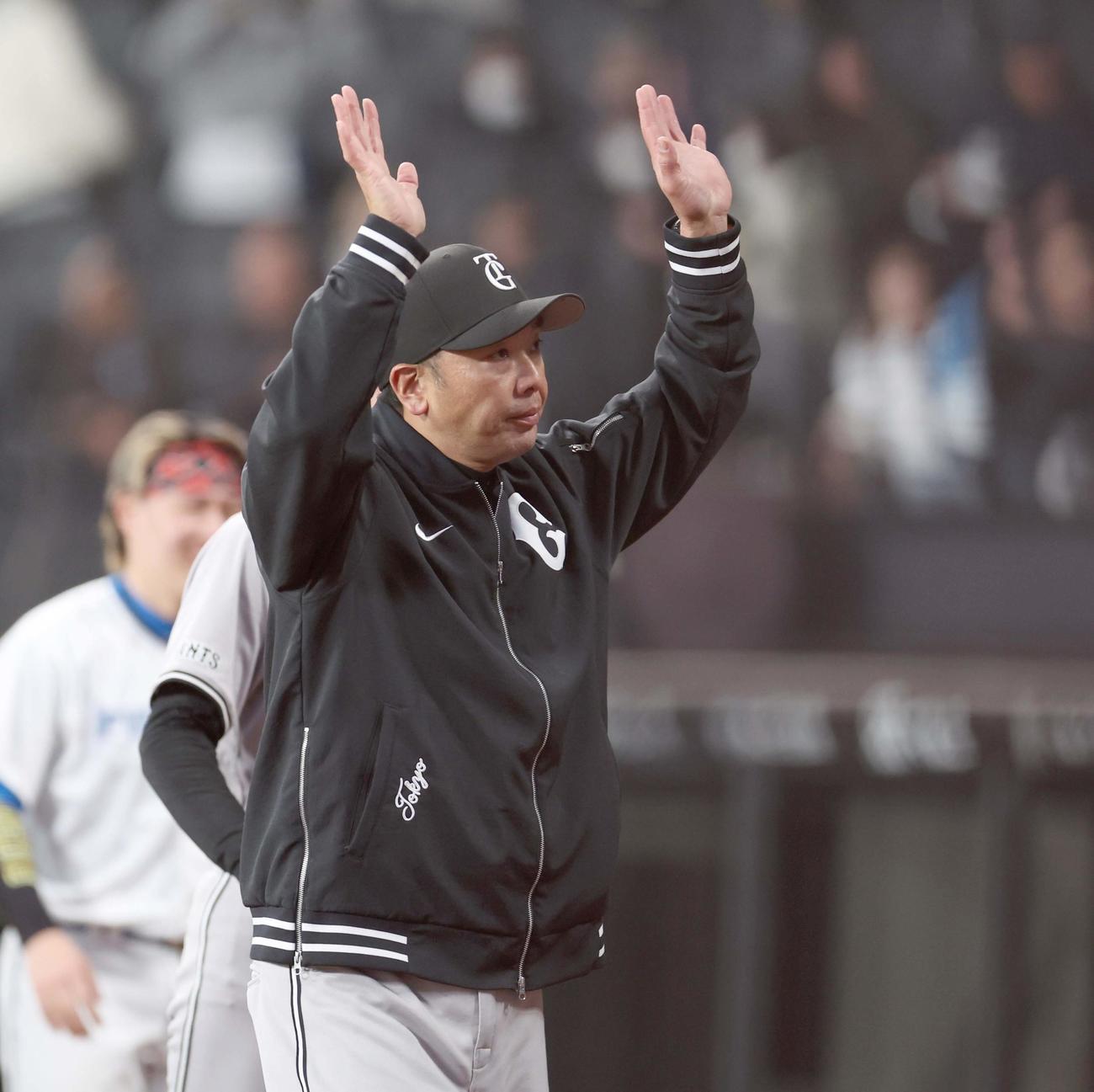 日本ハム対巨人　試合後、スタンドに手を振る阿部監督（撮影・黒川智章）