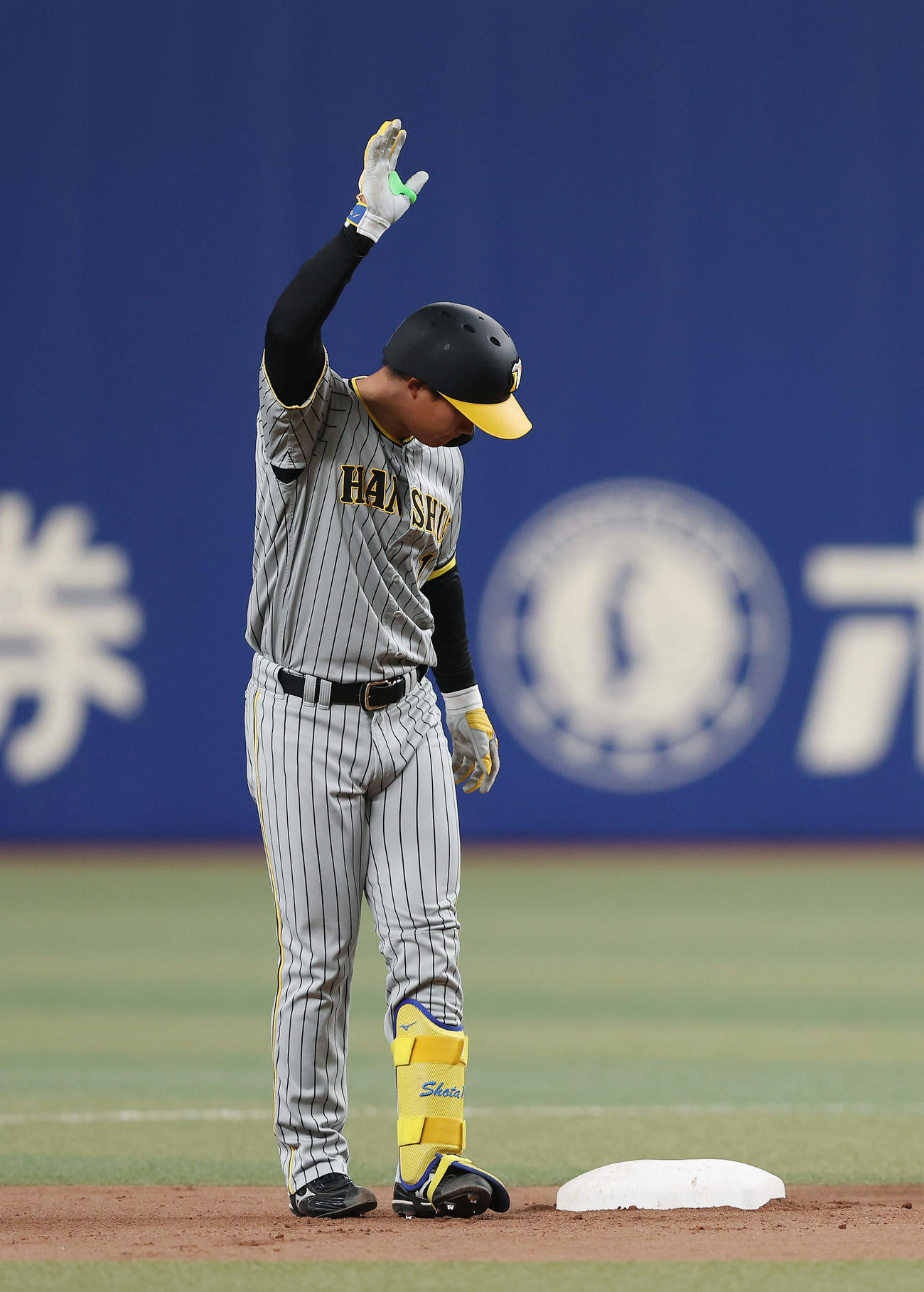 中日対阪神　4回表阪神2死、左二塁打を放ちベンチに向かって手を上げる森下（撮影・前田充）