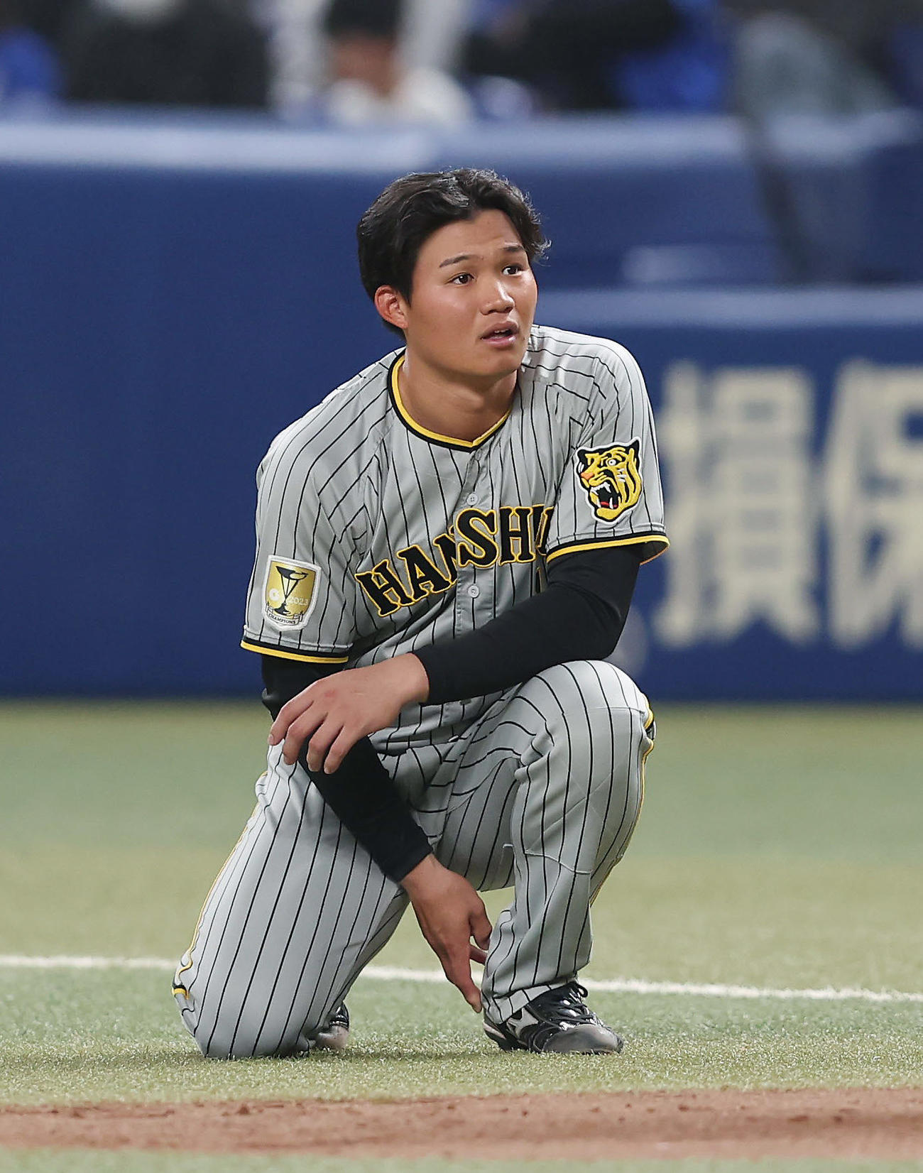 中日対阪神　8回表阪神2死一、二塁、二飛に倒れた森下は自打球の当たった左足を気にする（撮影・前田充）