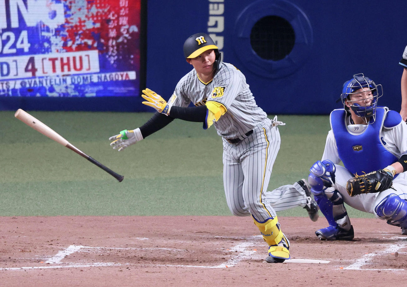 中日対阪神　4回表阪神2死、森下は左二塁打を放つ（撮影・加藤哉）
