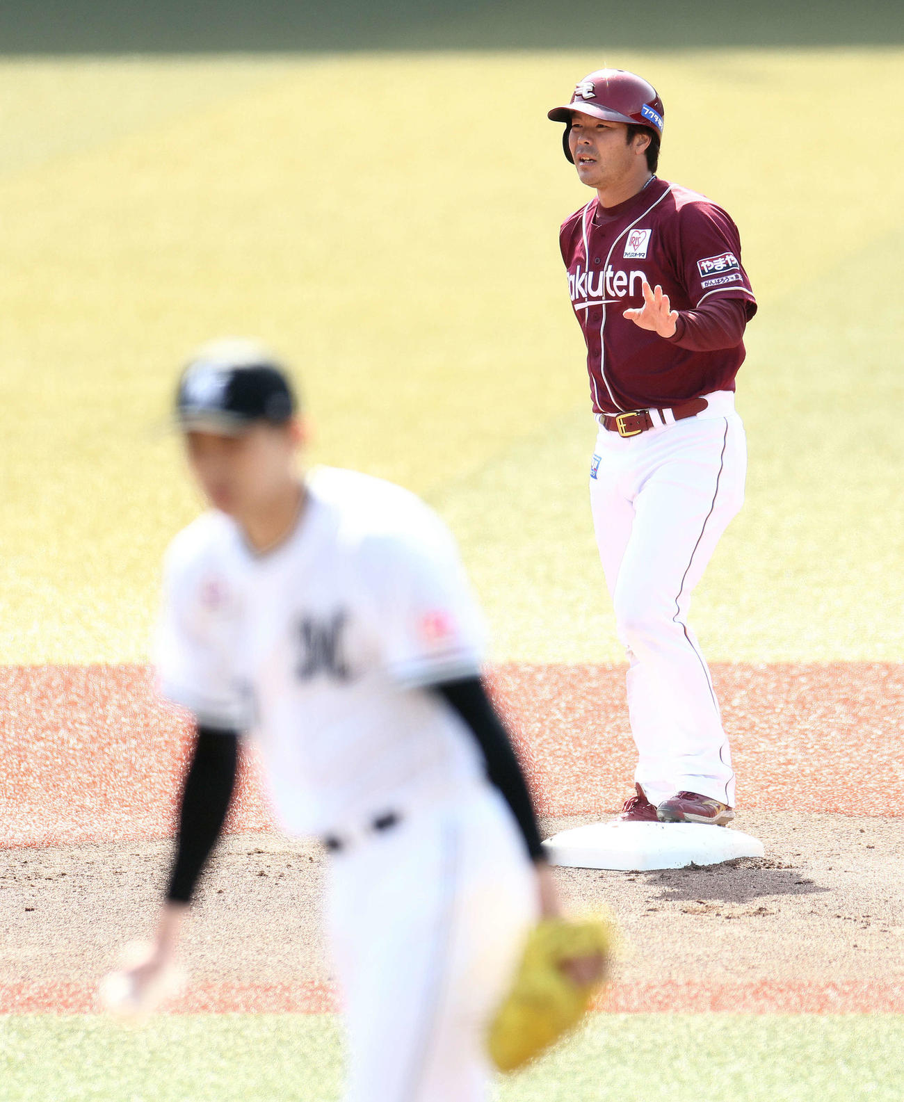 ロッテ対楽天　1回表楽天1死一、三塁、2点適時二塁打を放った島内。投手佐々木（撮影・河田真司）