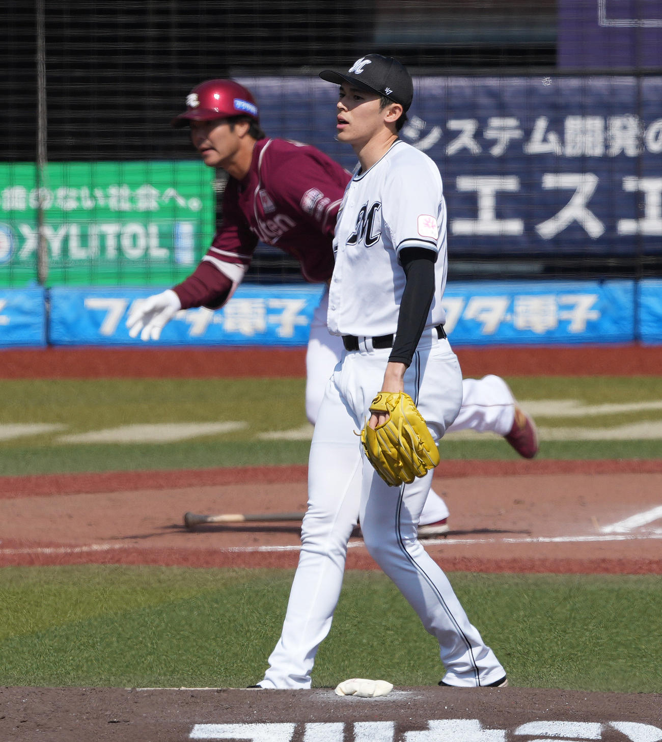 ロッテ対楽天　1回表楽天1死二、三塁、島内に右2点適時二塁打を浴びる佐々木（撮影・鈴木みどり）