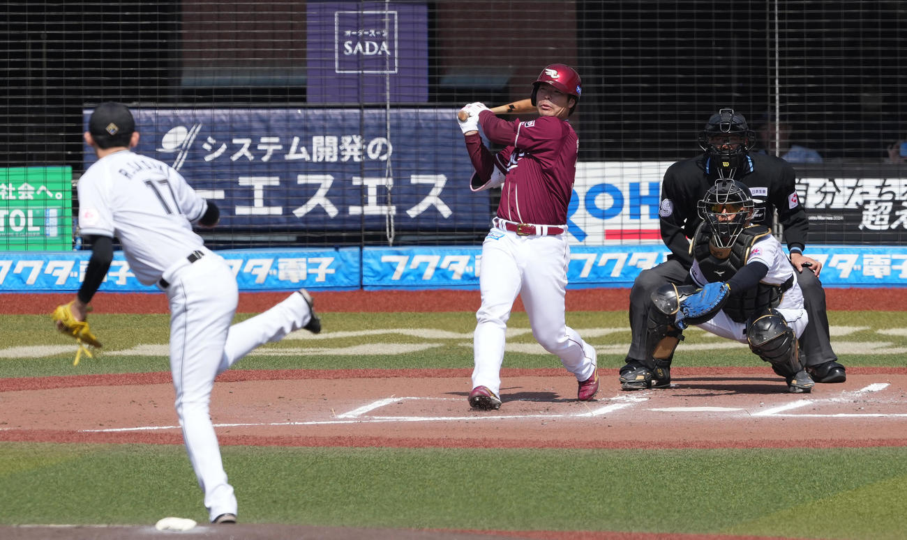 ロッテ対楽天　1回表楽天1死二、三塁、右2点適時二塁打を放つ島内。投手佐々木（撮影・鈴木みどり）