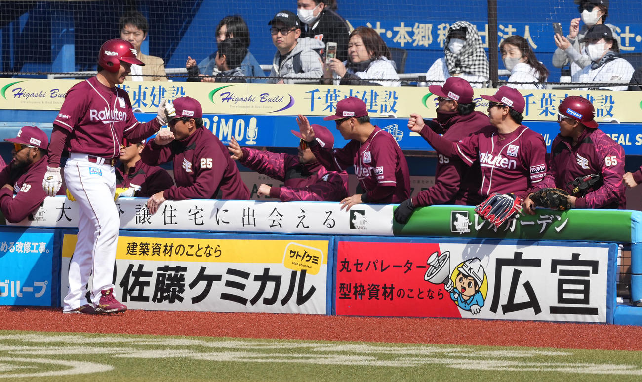 ロッテ対楽天　1回表楽天2死二塁、鈴木大の右適時二塁打で生還した二塁走者島内（左手前）はナインと笑顔でハイタッチ（撮影・鈴木みどり）