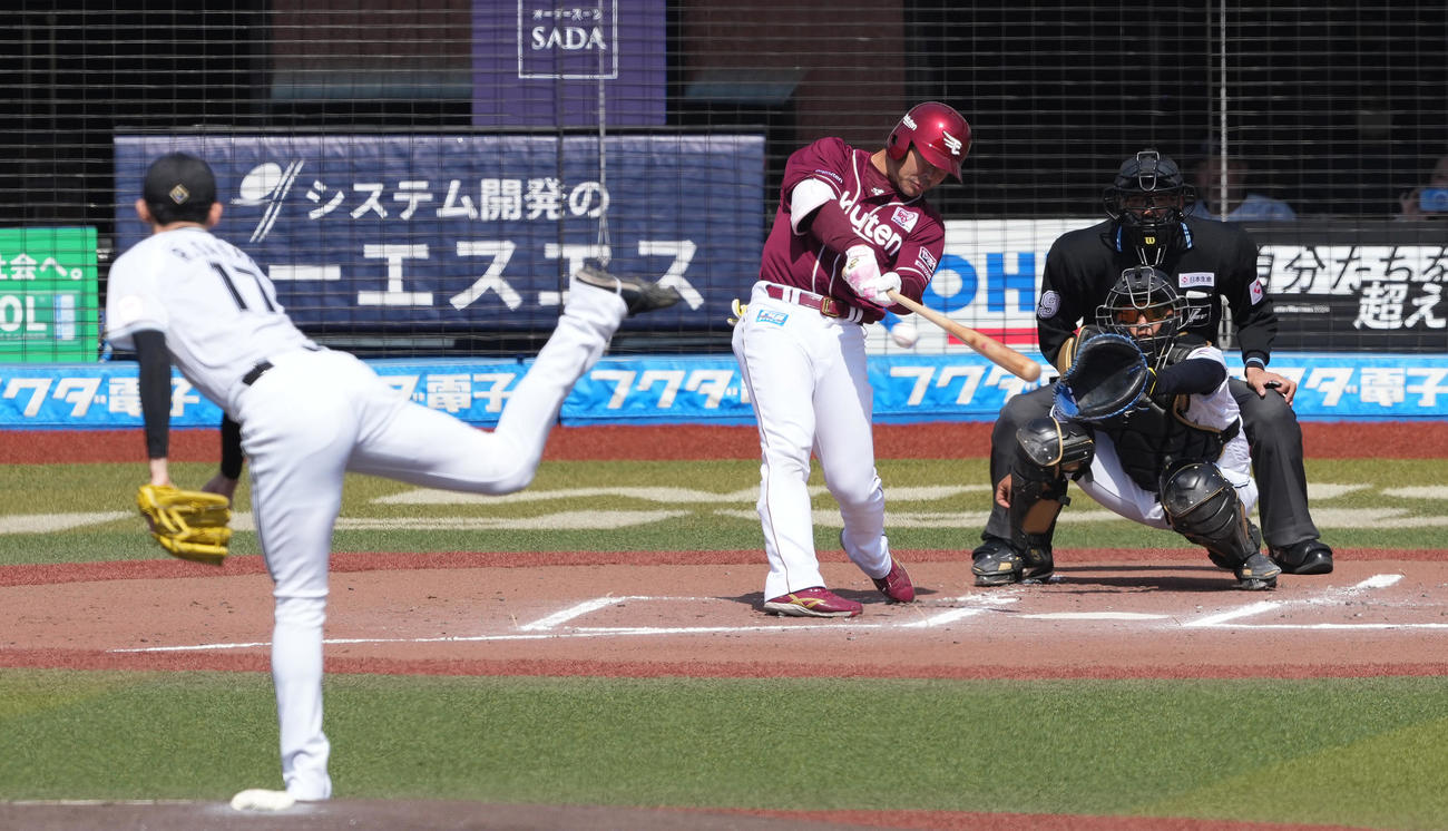 ロッテ対楽天　1回表楽天1死二、三塁、右2点適時二塁打を放つ島内。投手佐々木（撮影・鈴木みどり）