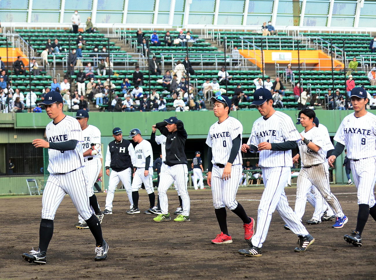グラウンドを引き揚げるくふうハヤテの選手たち