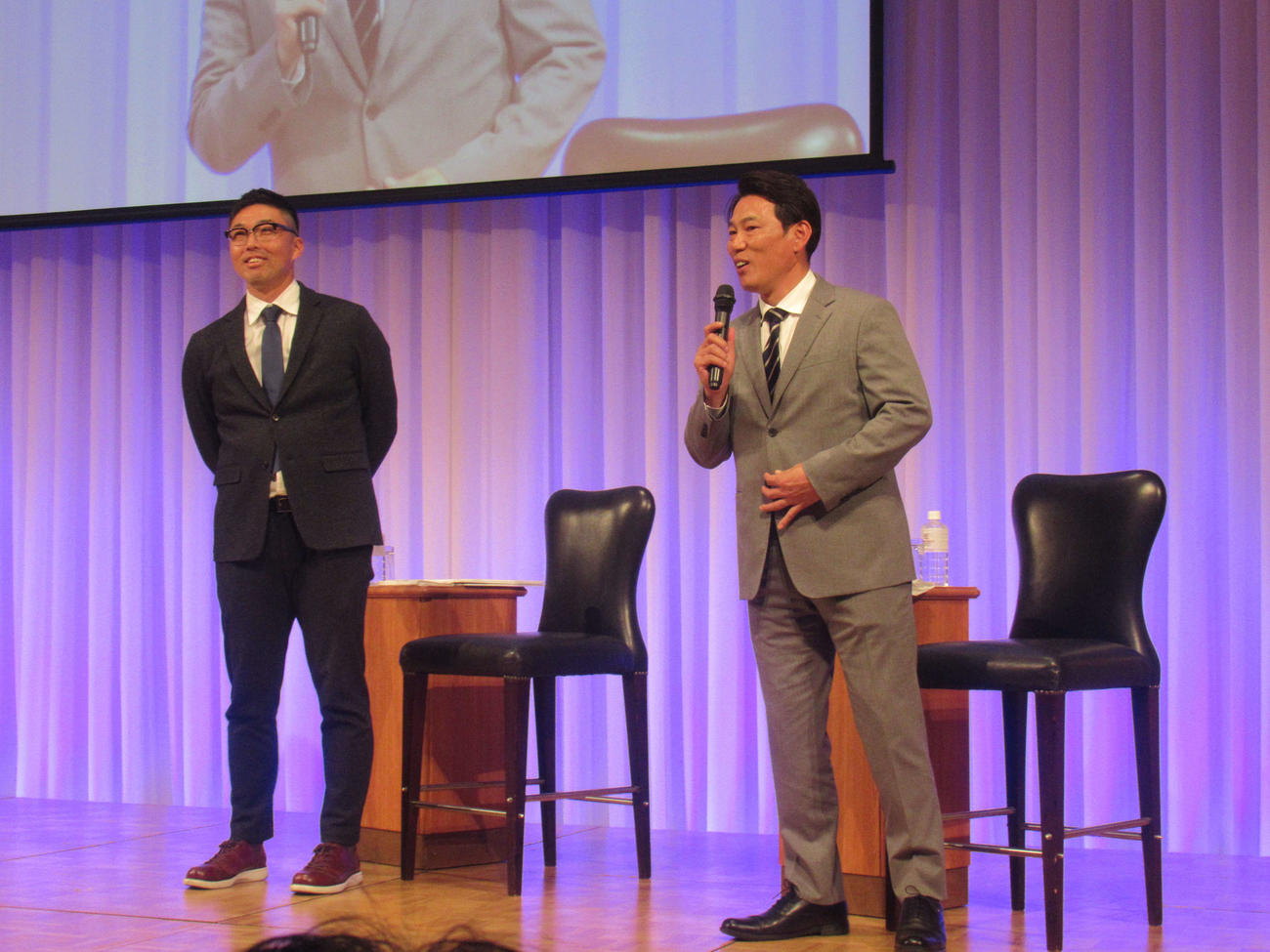 名古屋市内のホテルでディナートークショーを行った侍ジャパン井端監督（右）と同吉見投手コーチ