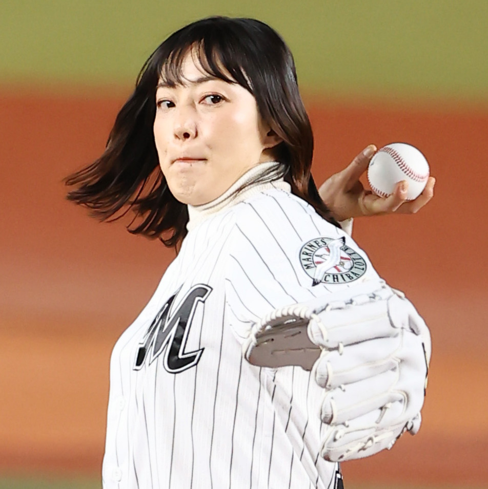 始球式でノーバウンド投球を披露した菅野美穂（2022年3月29日撮影）