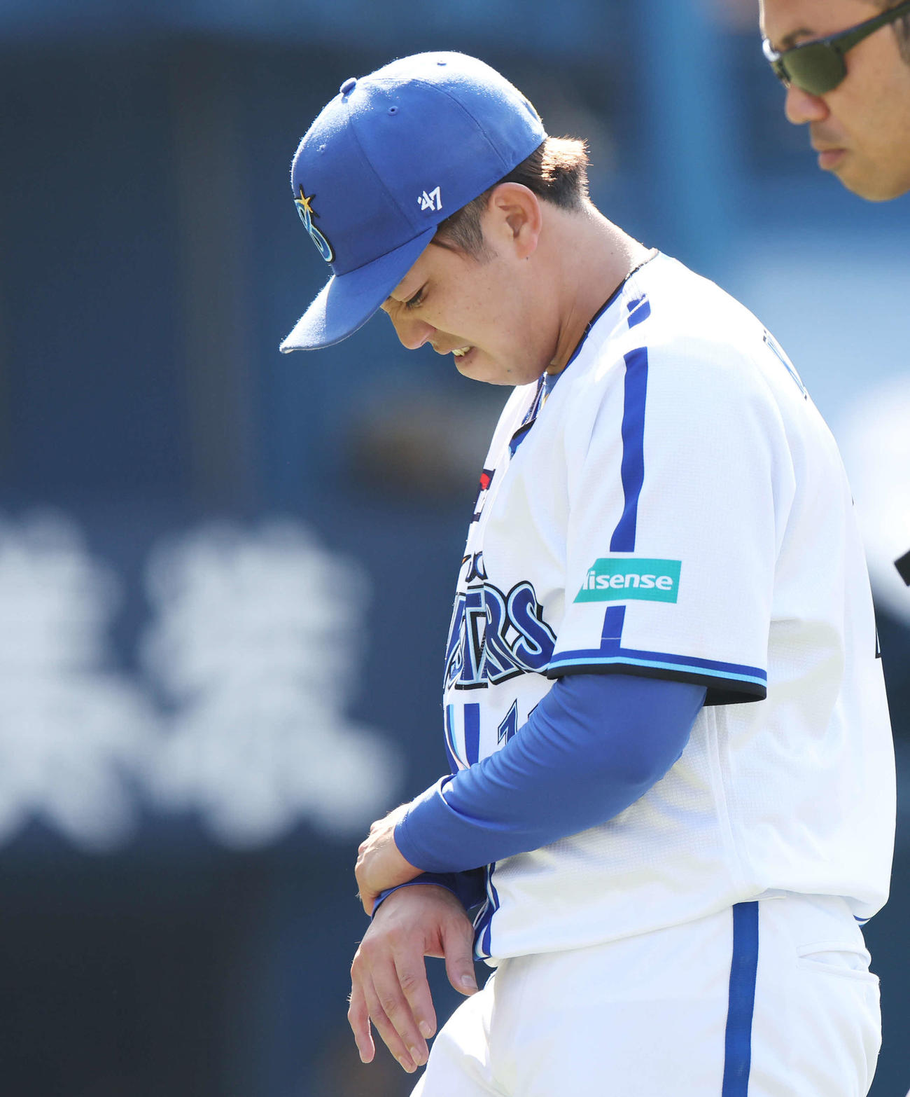 打球が直撃し、手首を押さえてベンチに下がる東（2024年3月15日撮影）