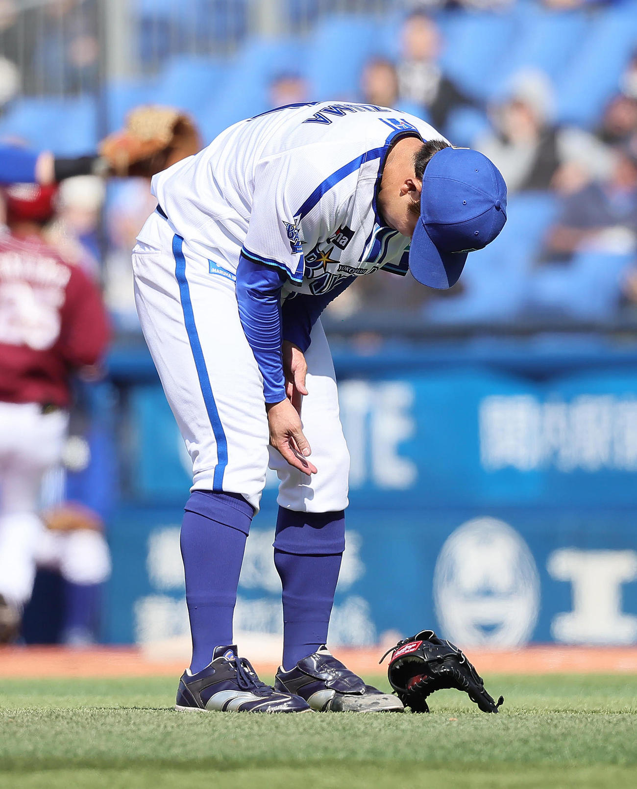 打球を受けた箇所をおさえる東（2024年3月15日撮影）