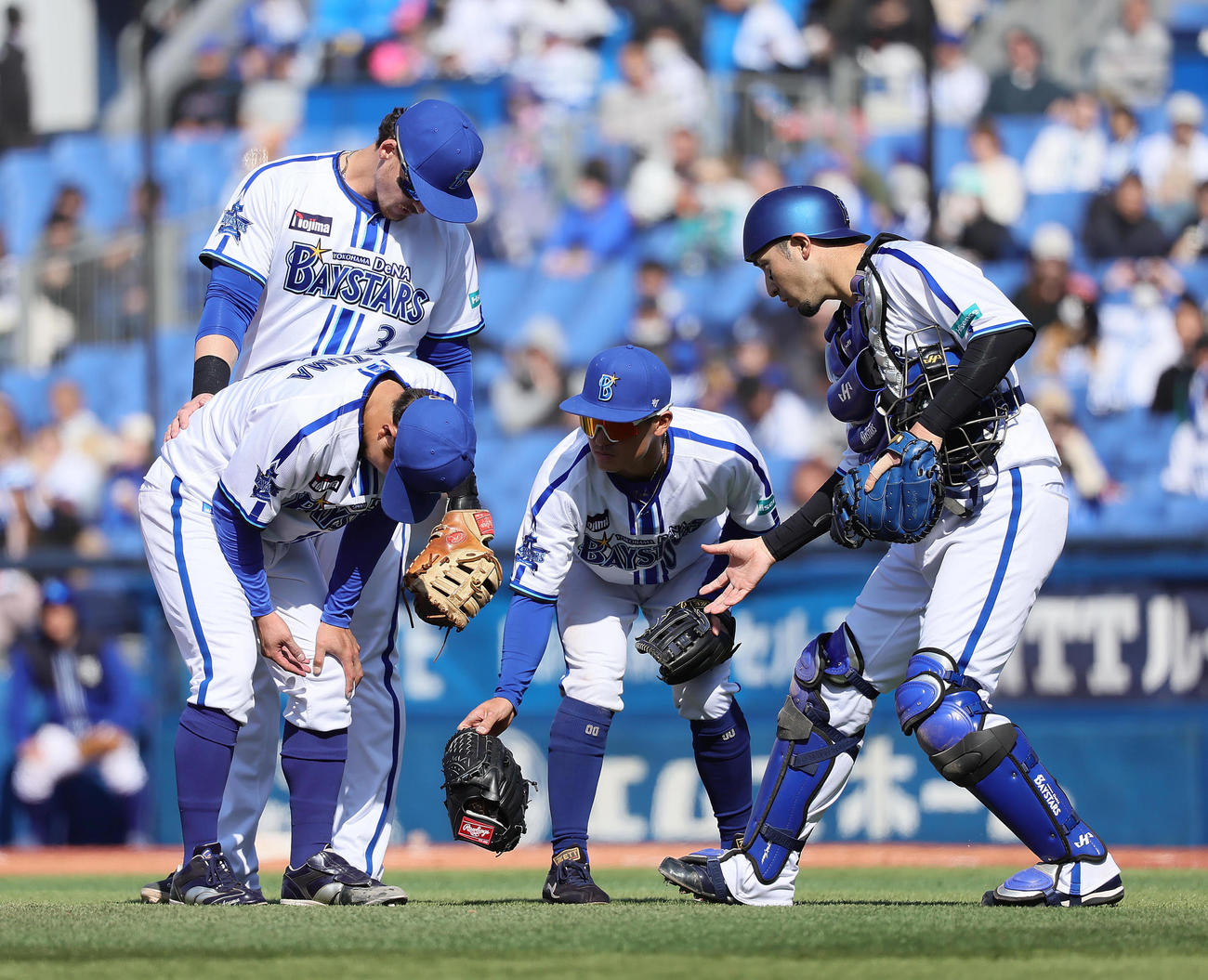 打球を受けうずくまる東（手前左）（2024年3月15日撮影）