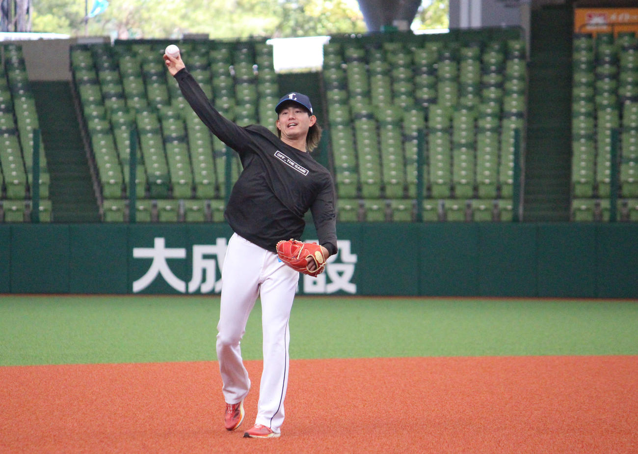 キャッチボールする西武今井（撮影・久保賢吾）