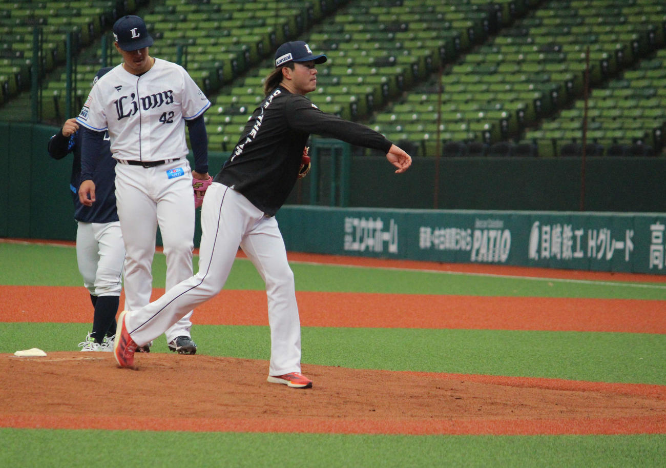 ノックを受ける西武今井（撮影・久保賢吾）
