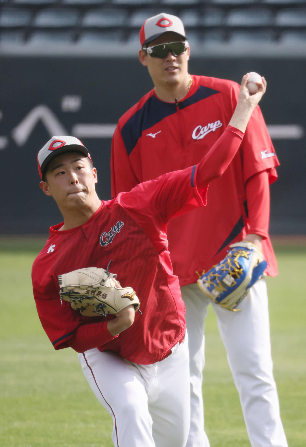 投手指名練習でキャッチボールをする広島玉村と見守る九里（撮影・加藤孝規）