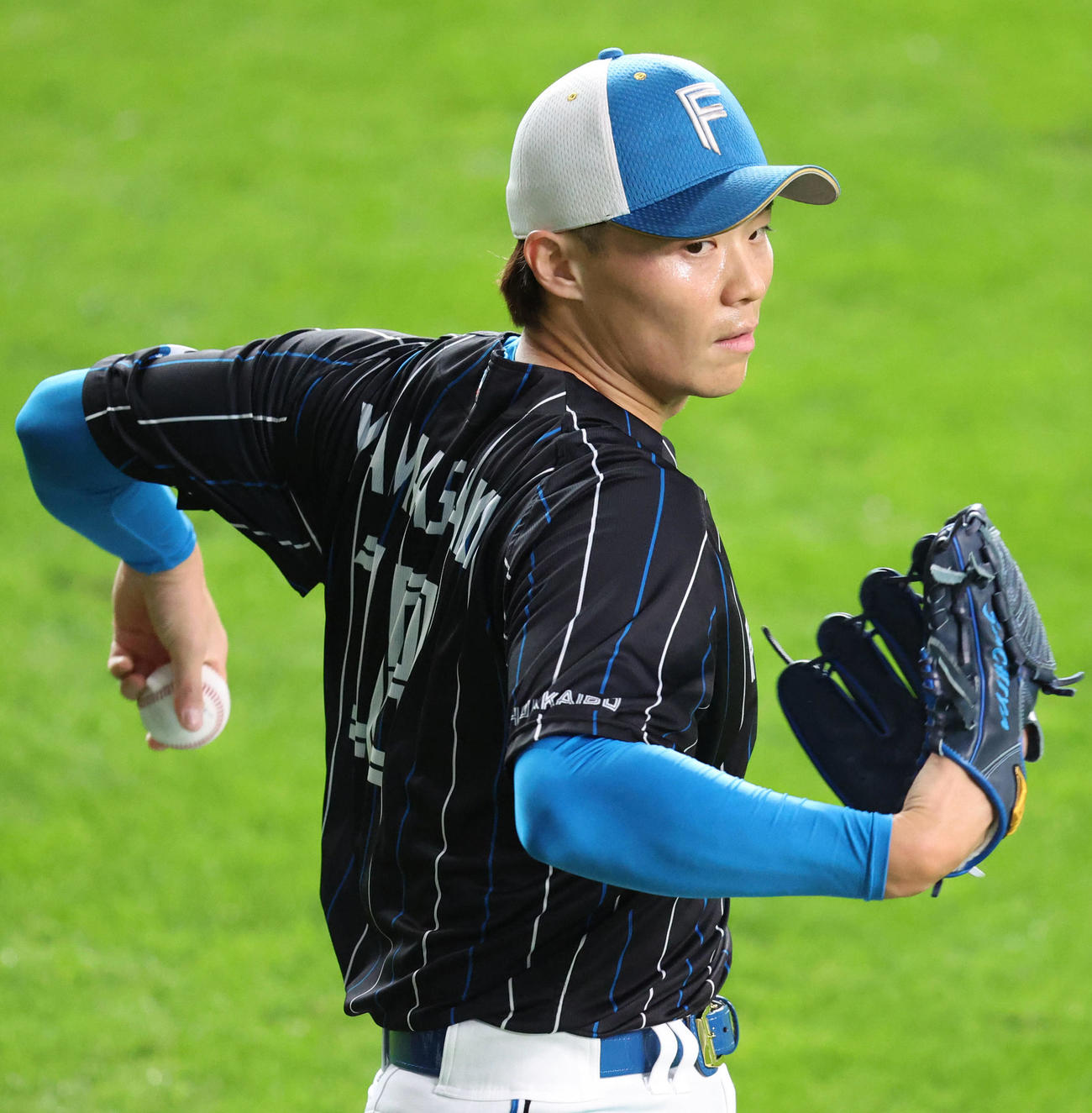キャッチボールをする日本ハム山崎（撮影・佐藤翔太）