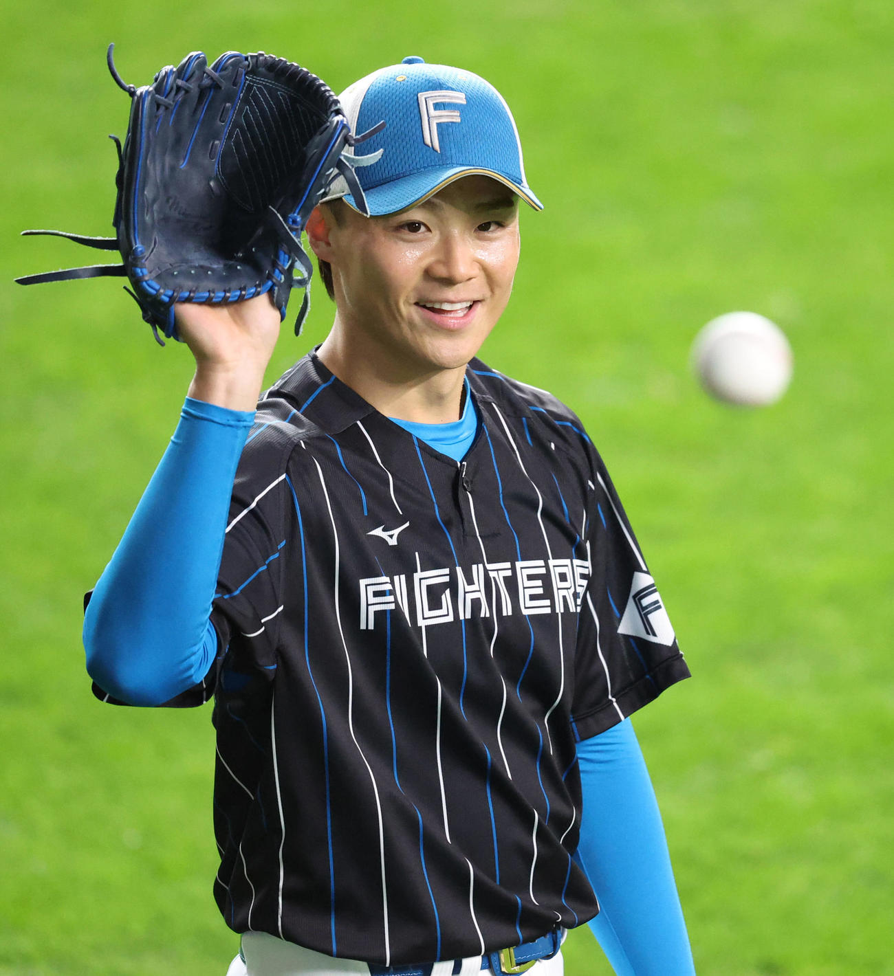 笑顔でキャッチボールをする日本ハム山崎（撮影・佐藤翔太）