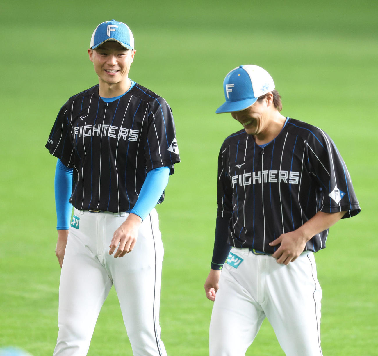 談笑する日本ハム山崎（左）と伏見（撮影・佐藤翔太）