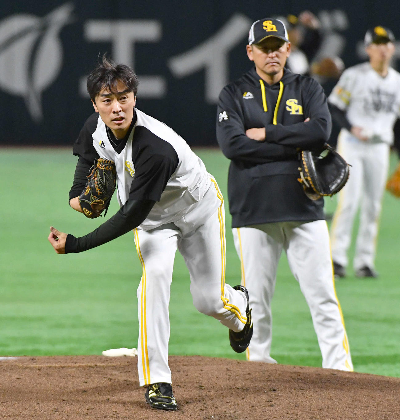 マウンドで投球練習を行うソフトバンク和田（左）。右は倉野コーチ（撮影・岩下翔太）