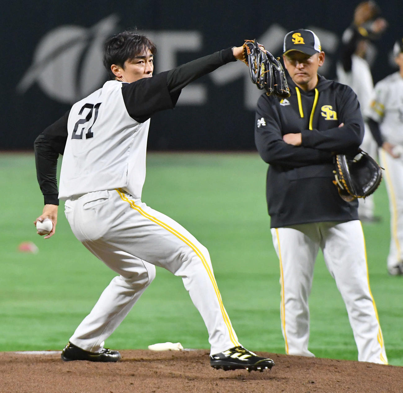 マウンドで投球練習を行うソフトバンク和田（左）。右は倉野コーチ（撮影・岩下翔太）