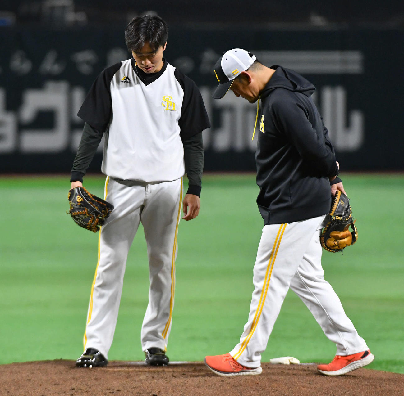倉野コーチ（右）とマウンドを確認するソフトバンク和田（撮影・岩下翔太）