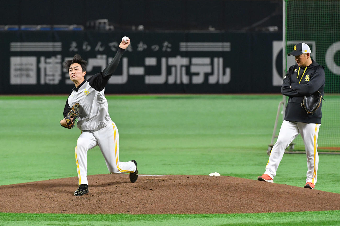 マウンドで投球練習を行うソフトバンク和田（左）。右は倉野コーチ（撮影・岩下翔太）