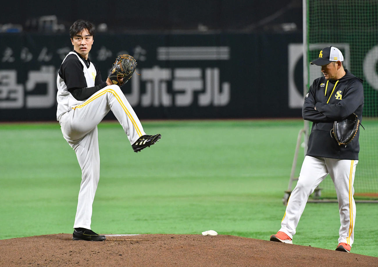 マウンドで投球練習を行うソフトバンク和田（左）。右は倉野コーチ（撮影・岩下翔太）