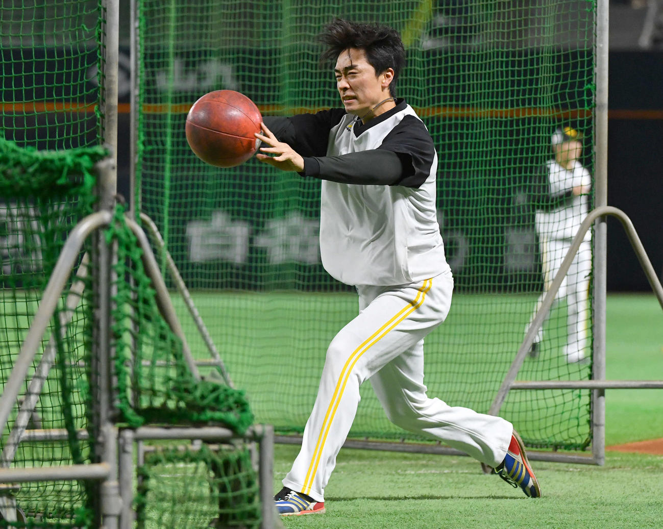 メディシンボールを投げるソフトバンク和田（撮影・岩下翔太）