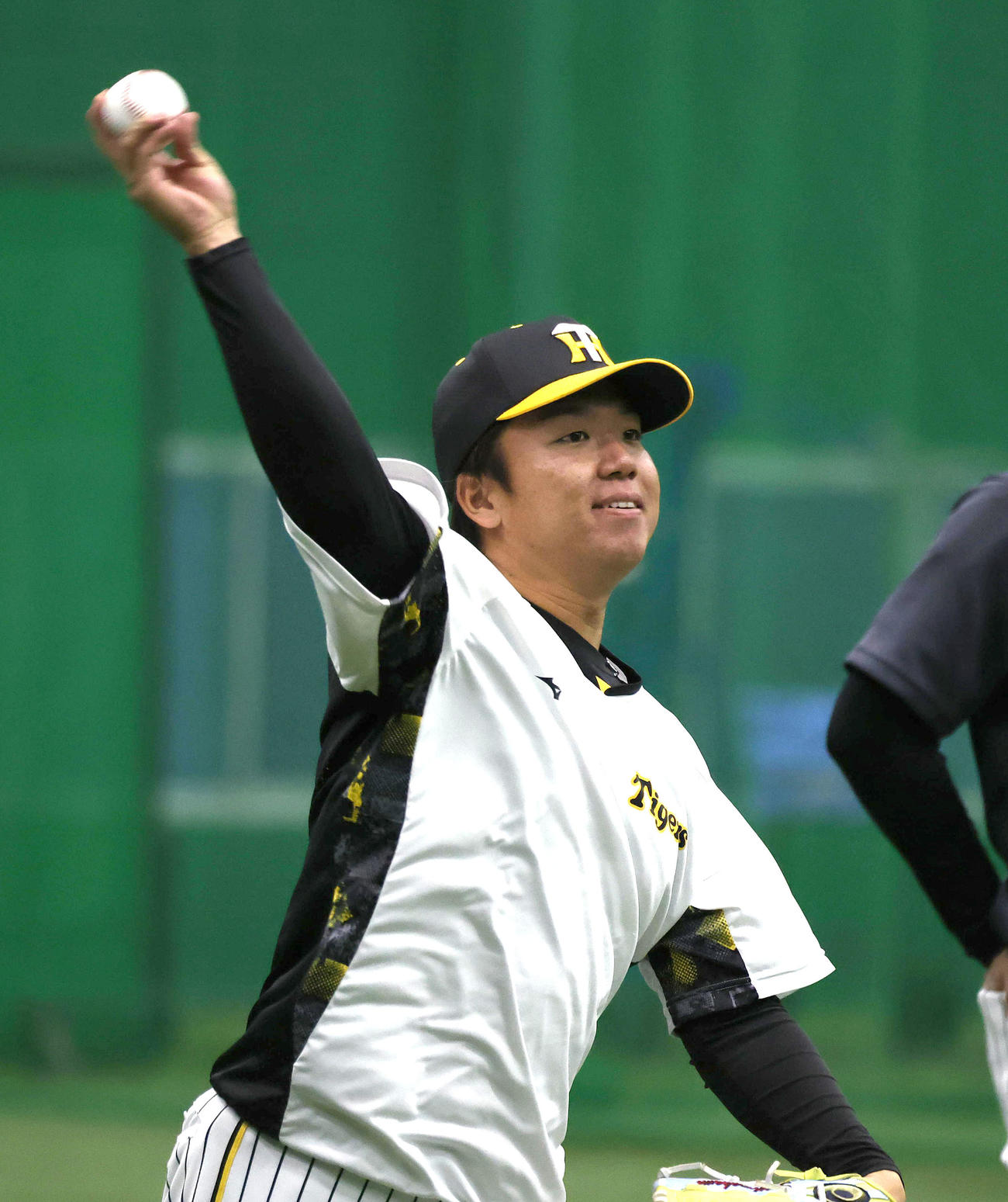 キャッチボール中に笑顔を見せる村上（撮影・白石智彦）