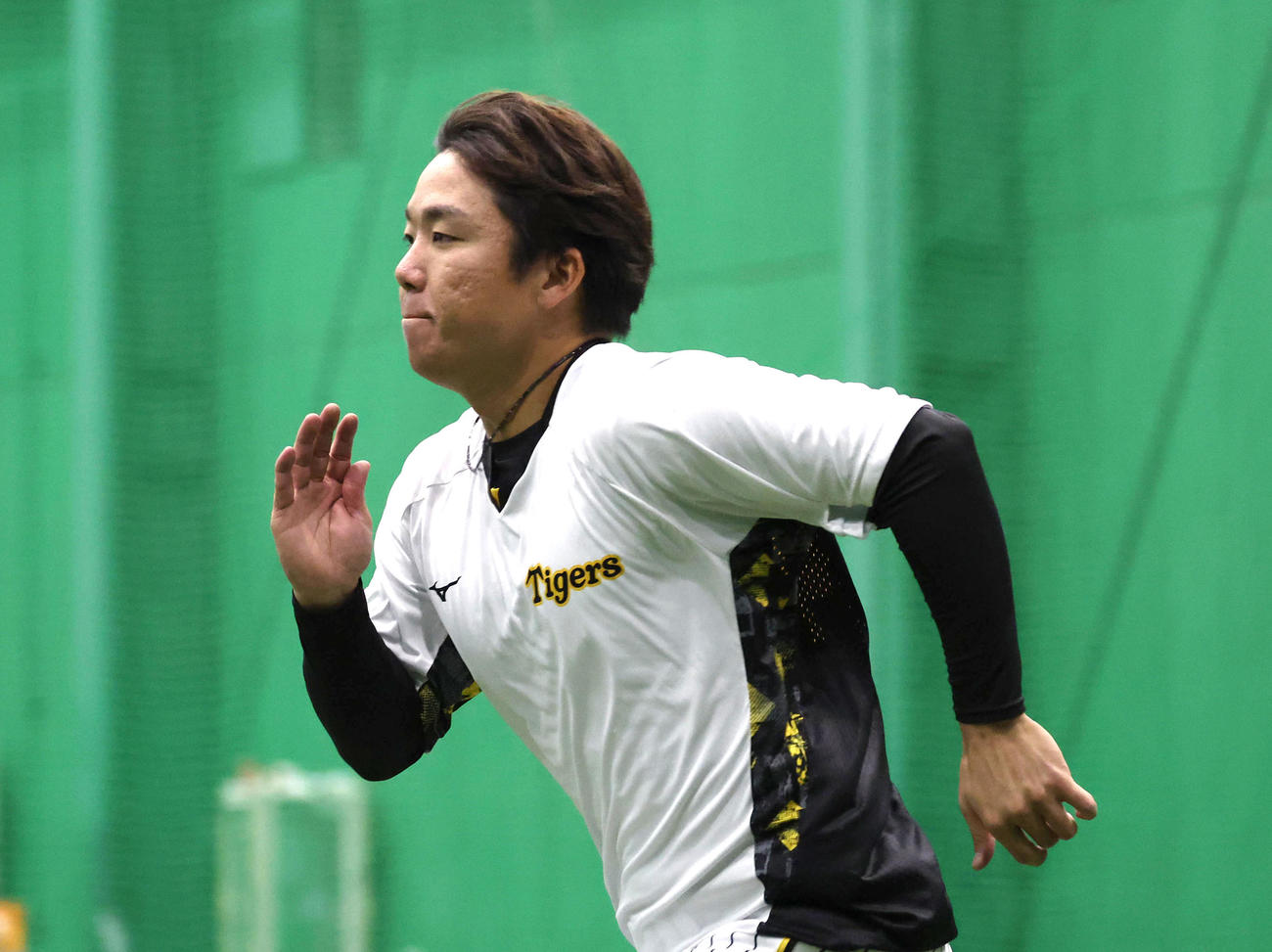 ダッシュする村上（撮影・白石智彦）