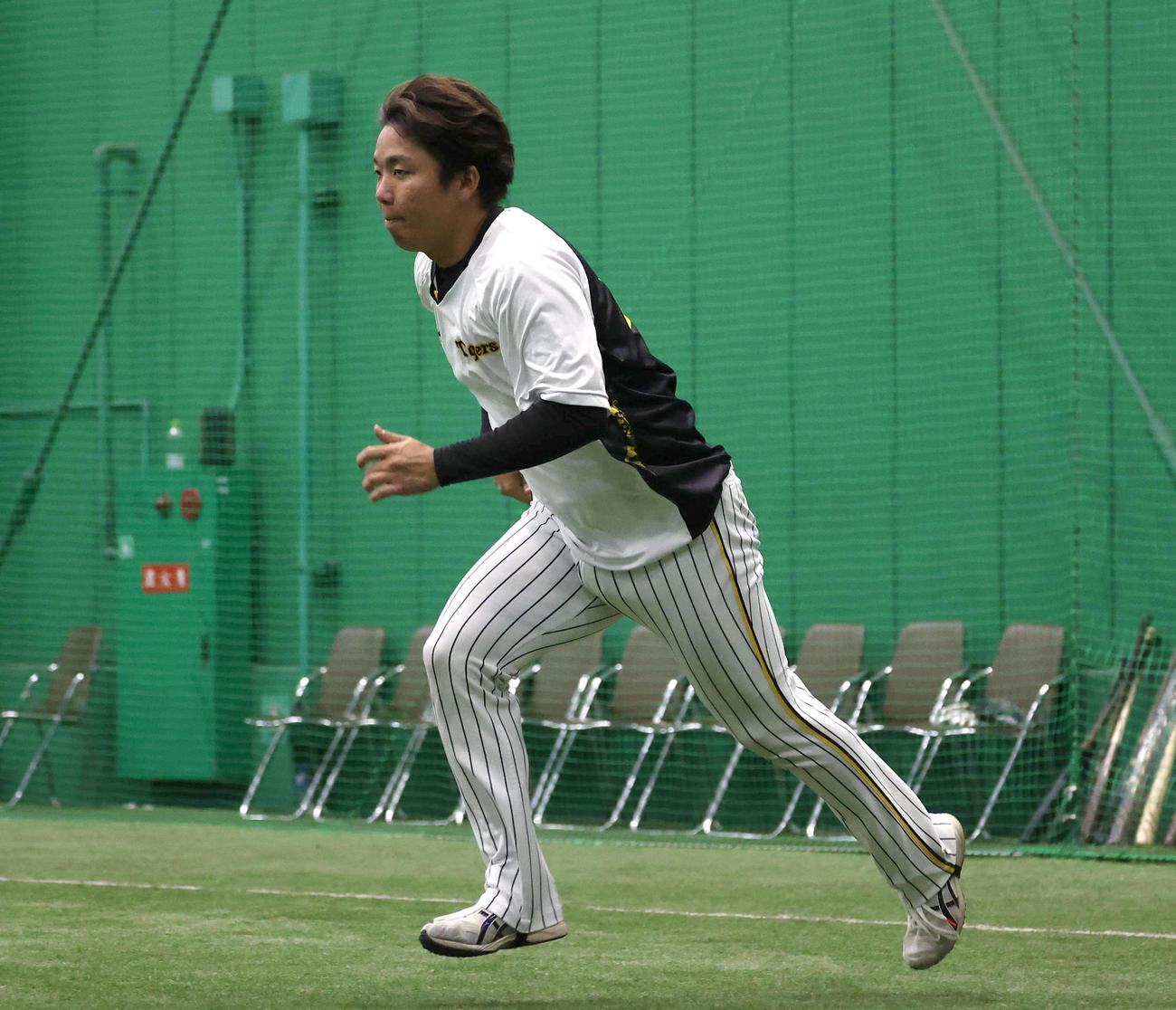 ダッシュする村上（撮影・白石智彦）