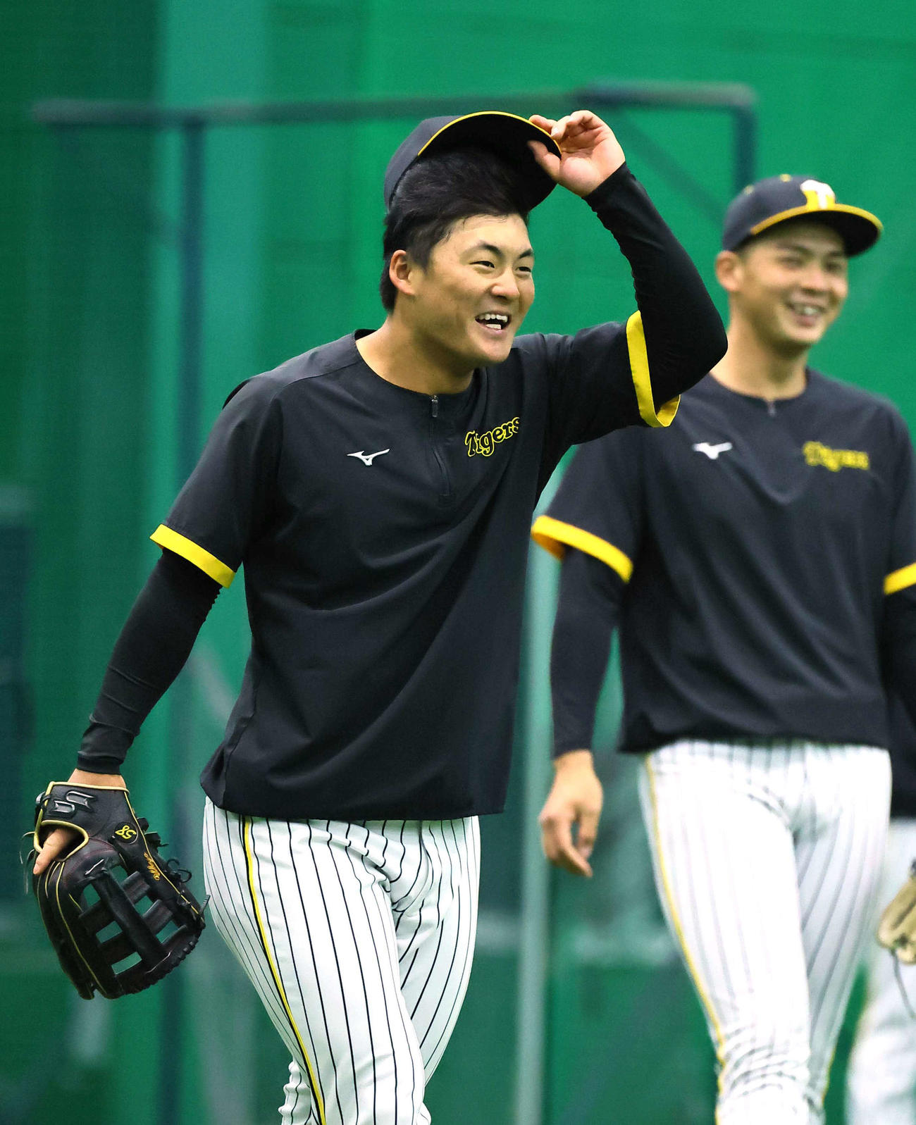 24年3月5日、ノックを受けて笑顔を見せる阪神前川右京