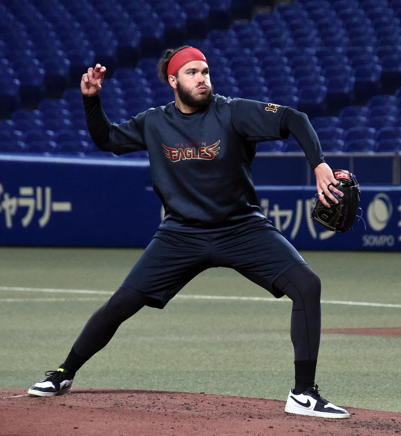 マウンドでイメージトレーニングする楽天ポンセ（撮影・山田愛斗）