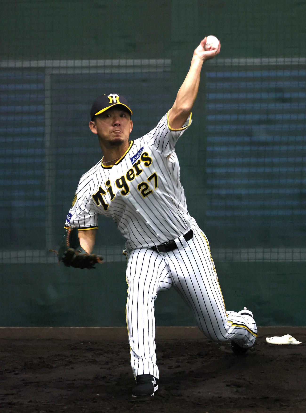 ブルペンで投球練習する伊藤将（撮影・白石智彦）