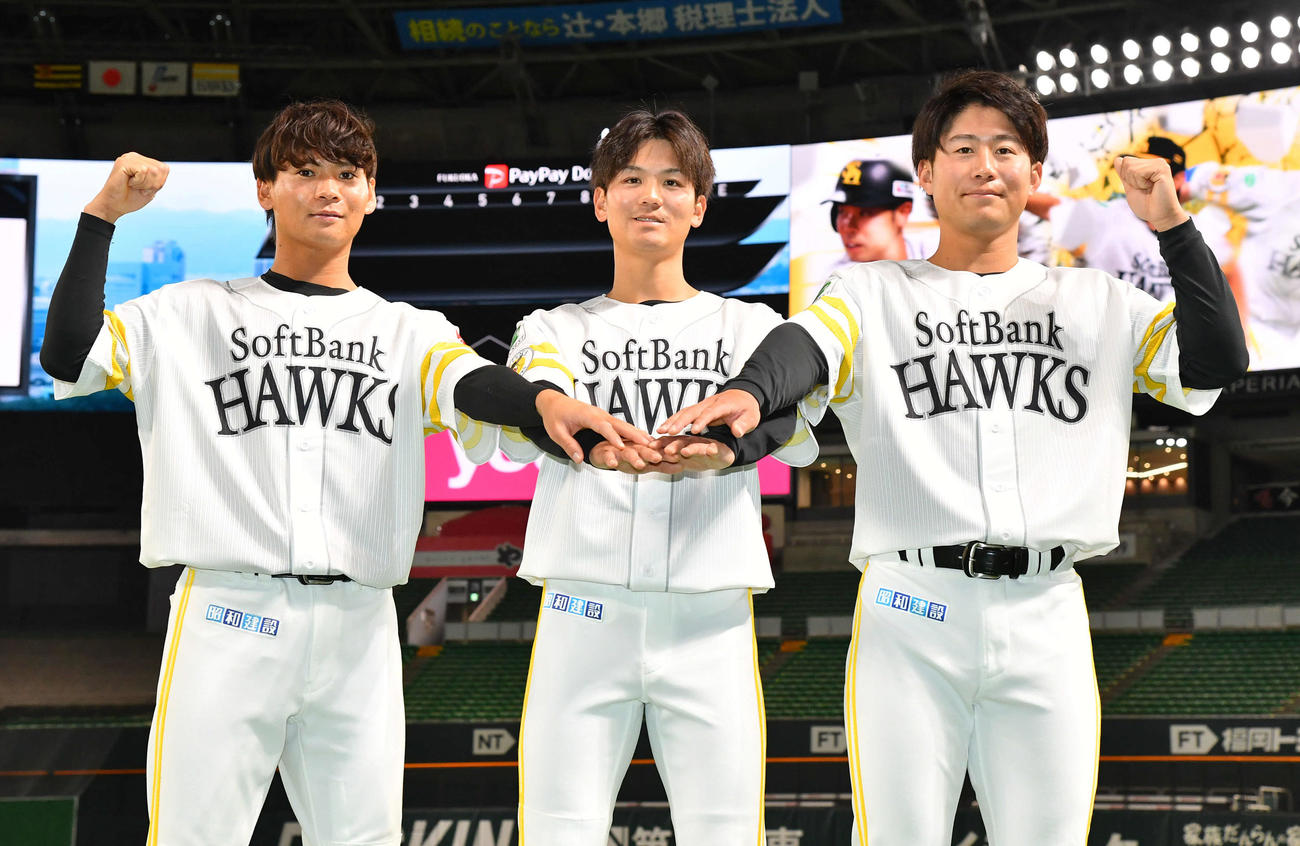 支配下登録されポーズを決める、左からソフトバンク仲田、緒方、川村（撮影・岩下翔太）