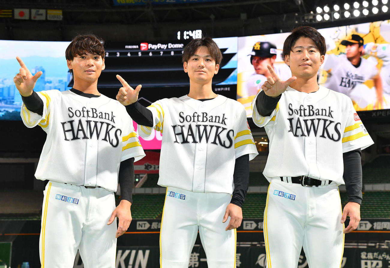 支配下登録されVIVAポーズを決める、左からソフトバンク仲田、緒方、川村（撮影・岩下翔太）