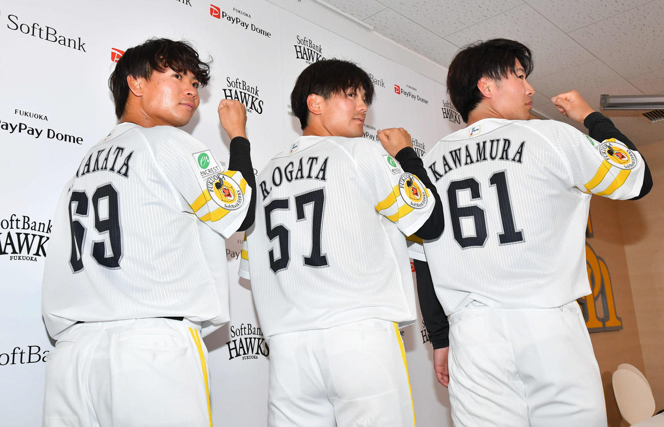 支配下登録され、新しい背番号を見せる、左からソフトバンク仲田、緒方、川村（撮影・岩下翔太）