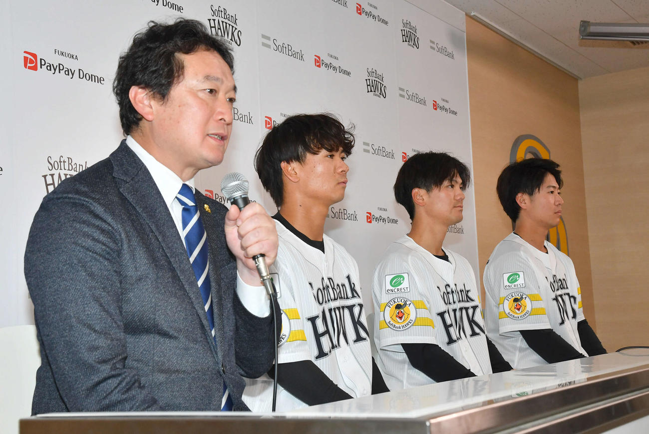 支配下登録会見を行う、左からソフトバンク三笠GM、仲田、緒方、川村（撮影・岩下翔太）
