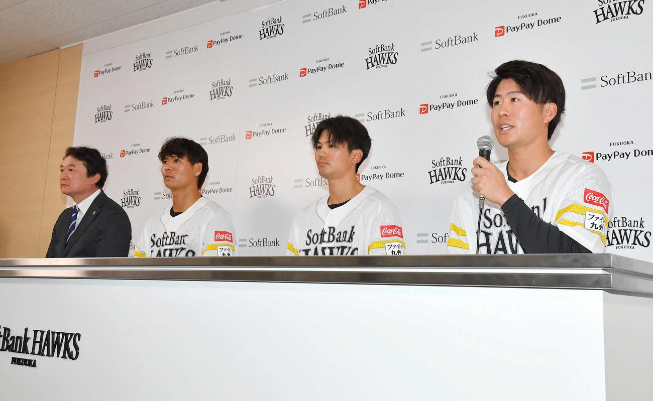 支配下登録会見を行う、右からソフトバンク川村、緒方、仲田、三笠GM（撮影・岩下翔太）