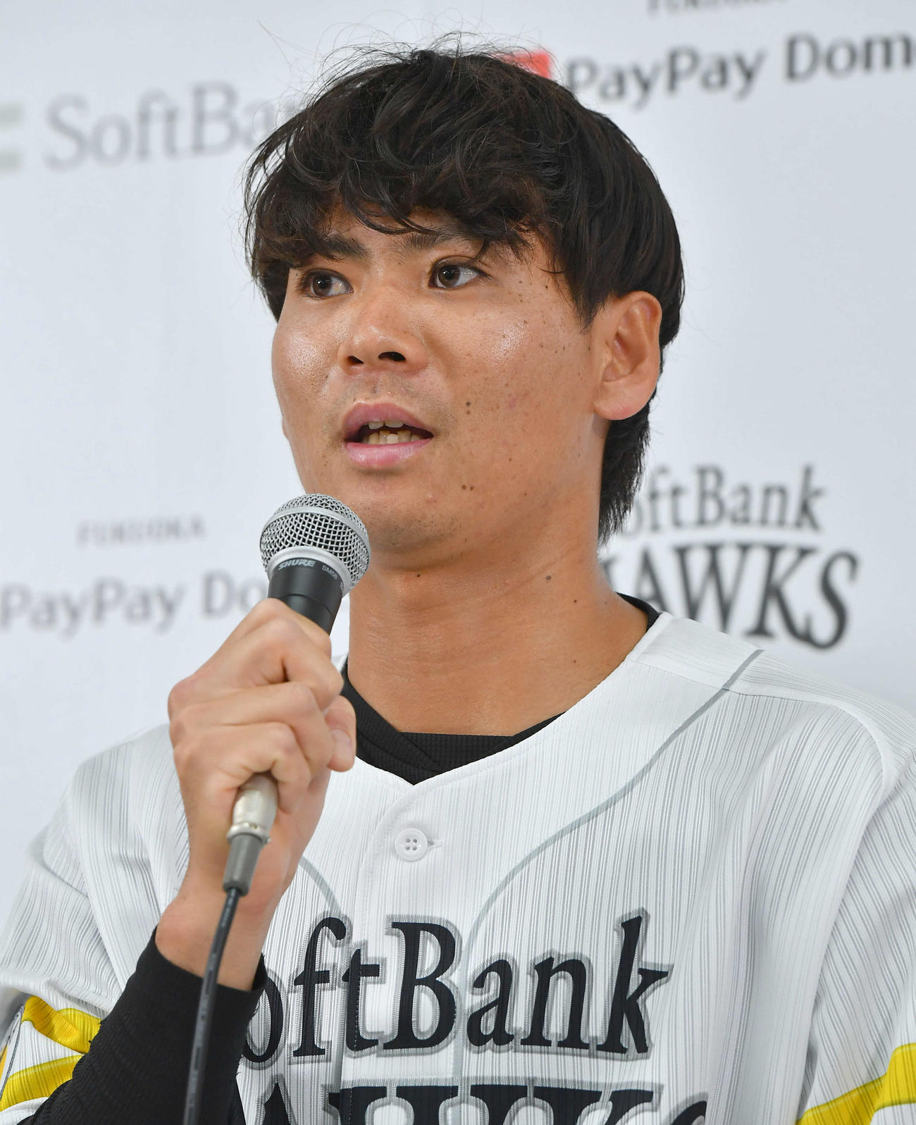 支配下登録され、会見を行うソフトバンク仲田（撮影・岩下翔太）