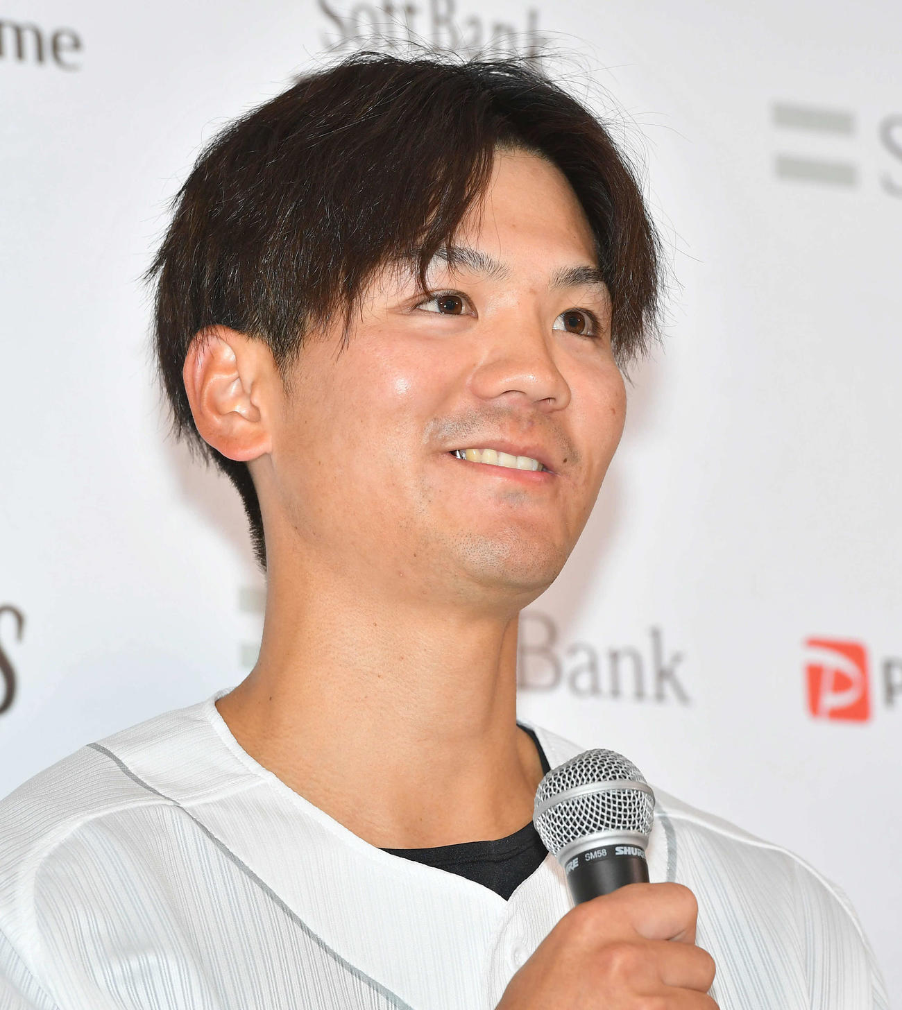 支配下登録され、笑顔で会見を行うソフトバンク緒方（撮影・岩下翔太）