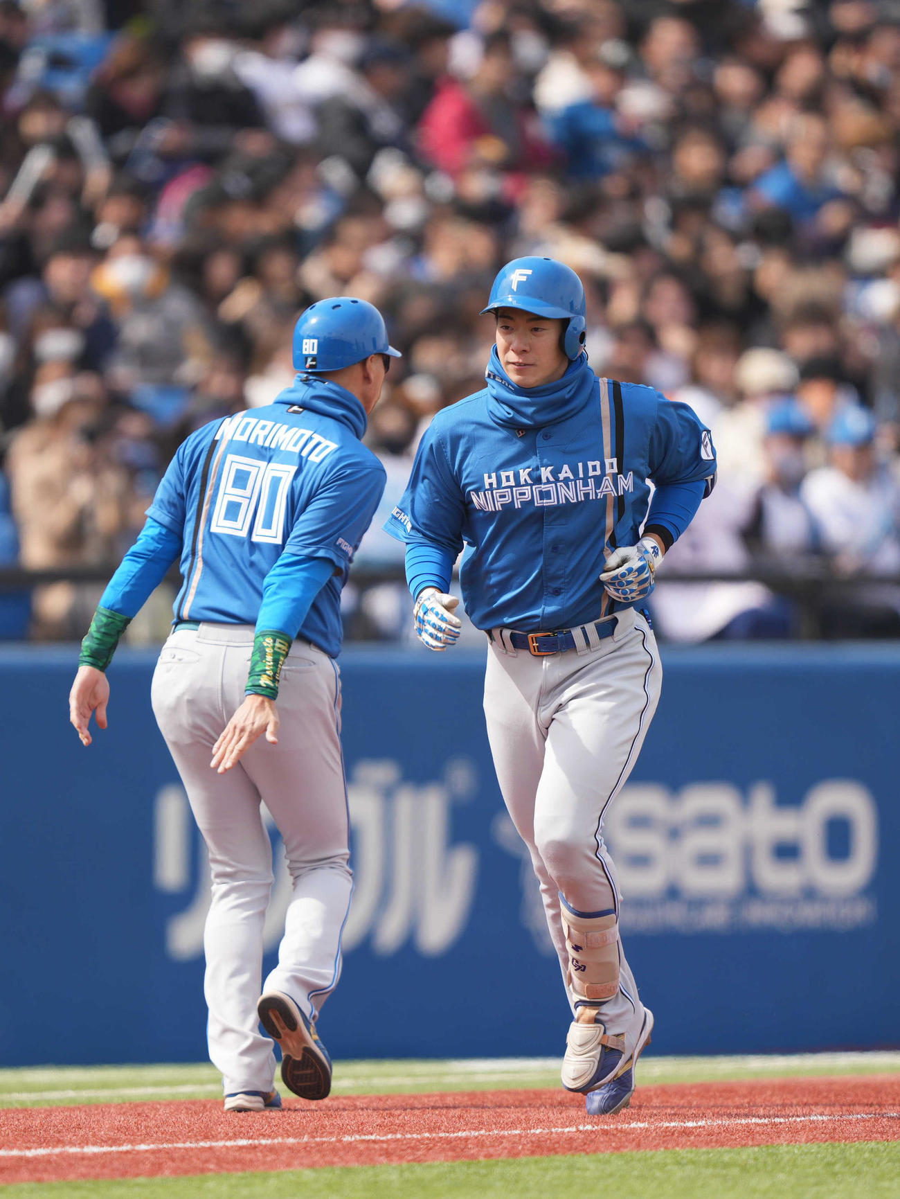 ヤクルト対日本ハム　3回表日本ハム2死二塁、2点本塁打を放ち、ダイヤモンドを回る松本剛（右）（撮影・狩俣裕三）