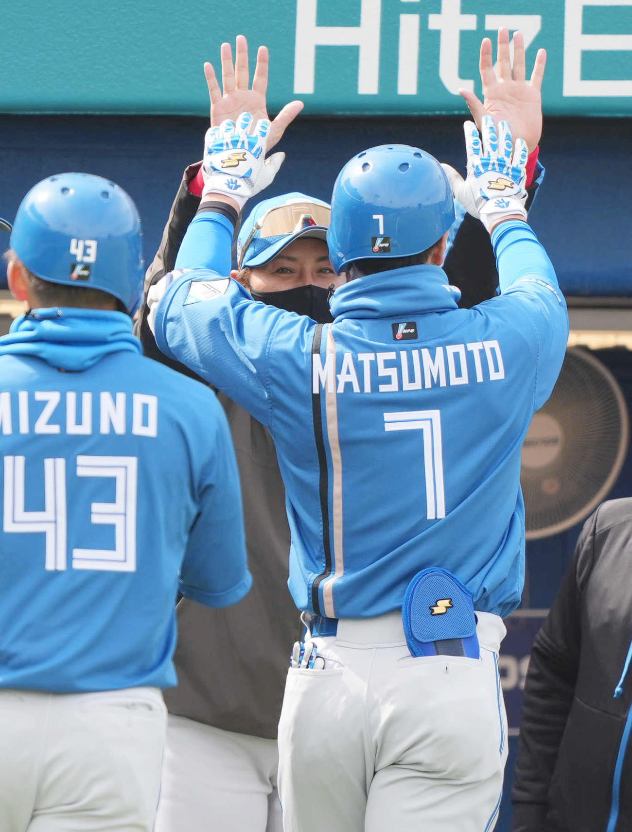 ヤクルト対日本ハム　3回表日本ハム2死二塁、2点本塁打を放った松本剛（右）をハイタッチで迎える新庄監督（後方）（撮影・狩俣裕三）