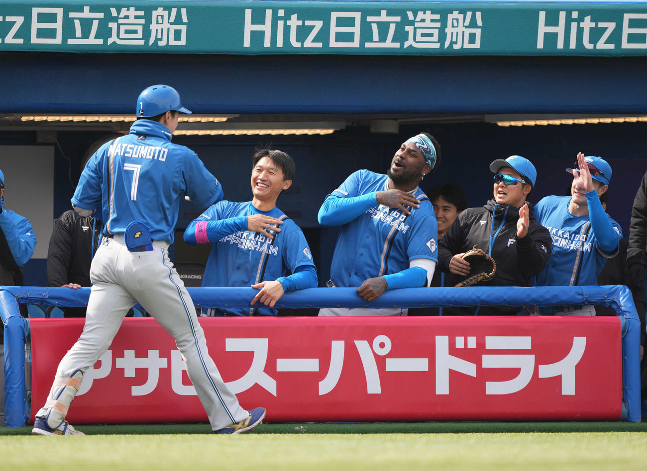 ヤクルト対日本ハム　3回表日本ハム2死二塁、2点本塁打を放った松本剛（左端）をポーズで迎える加藤豪（左から2人目）らチームメートたち（撮影・狩俣裕三）