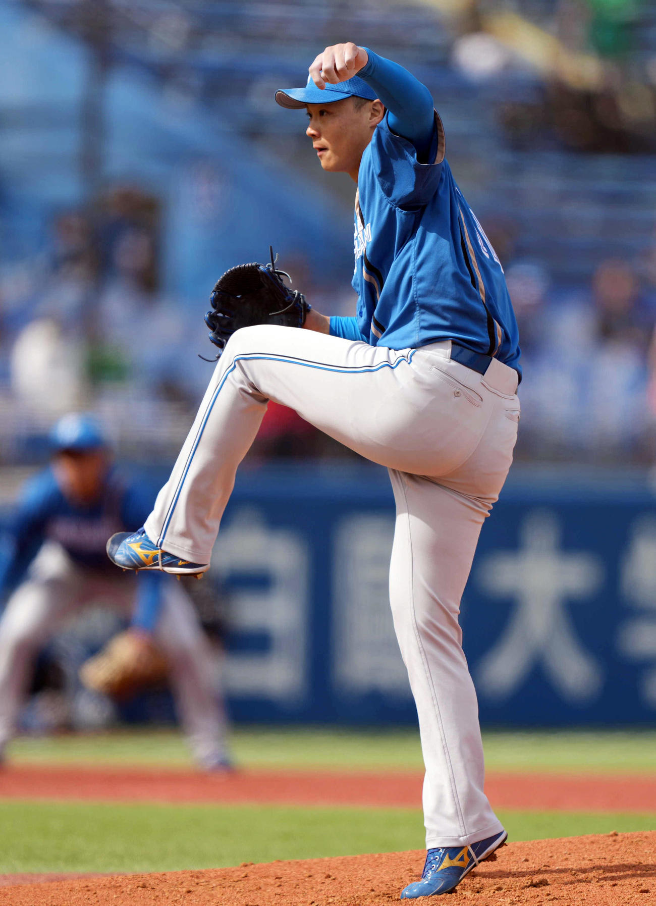 ヤクルト対日本ハム　3回裏、力投する日本ハム先発の山崎（撮影・狩俣裕三）