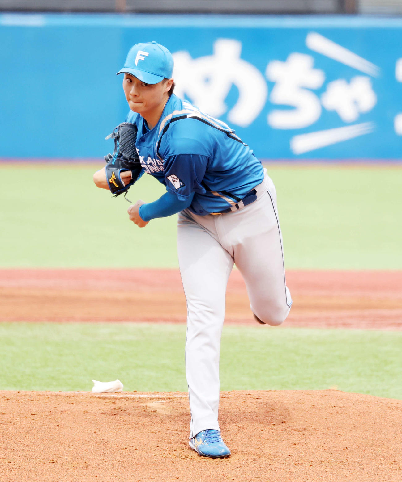 ヤクルト対日本ハム　力投する日本ハム先発の山崎（撮影・鈴木正人）